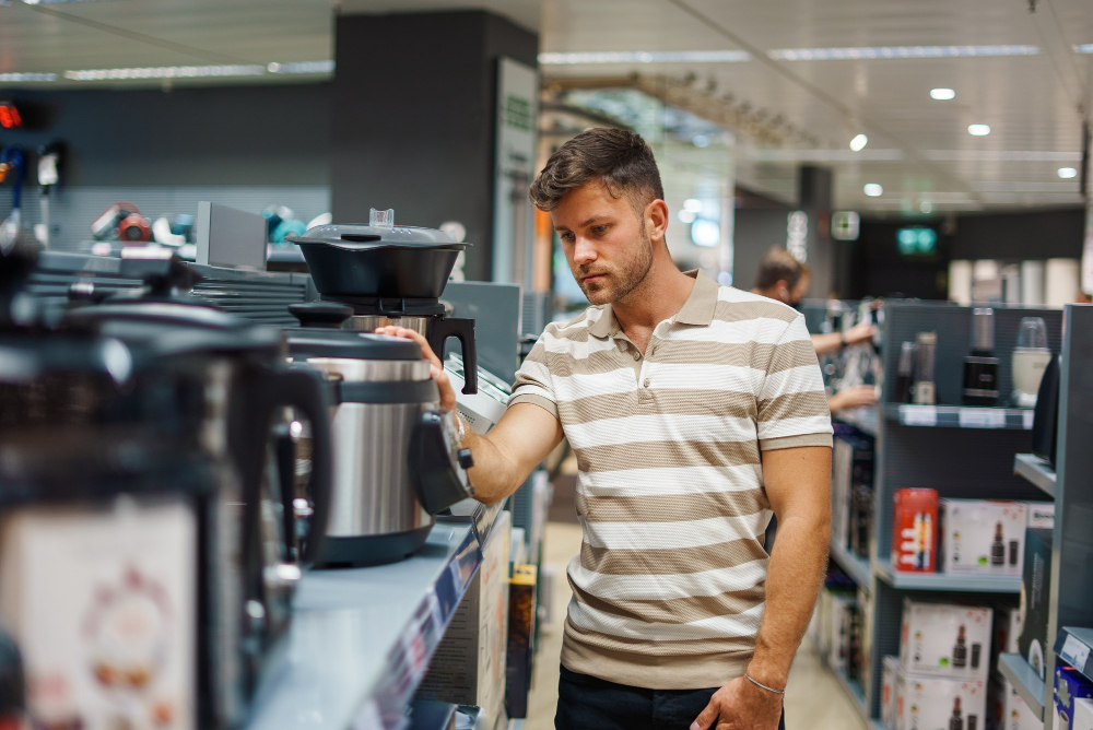 homme dans un magasin d'électroménager