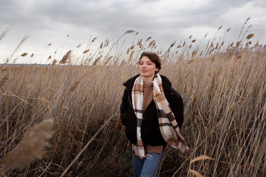 femme avec une écharpe dans un champs de blé