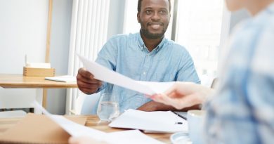 Homme tendant un contrat à un autre homme