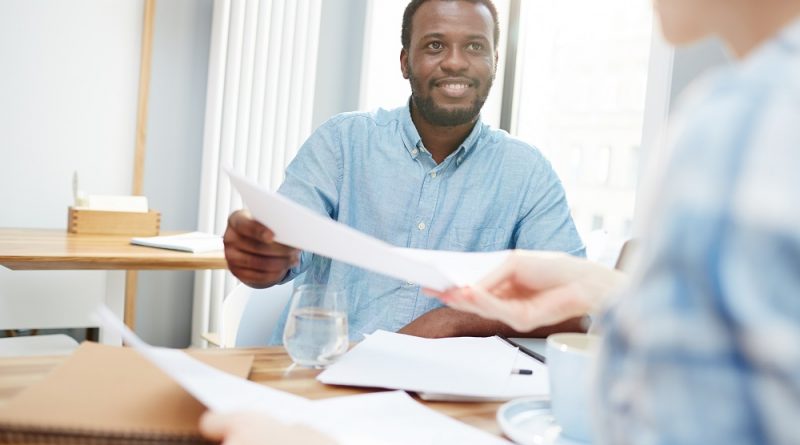 Homme tendant un contrat à un autre homme