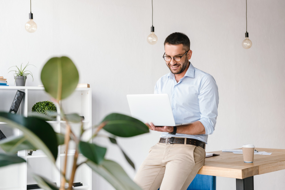 homme avec son pc Mac