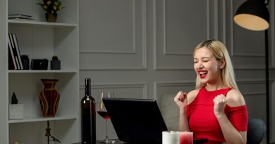 femme heureuse devant son ordinateur portable