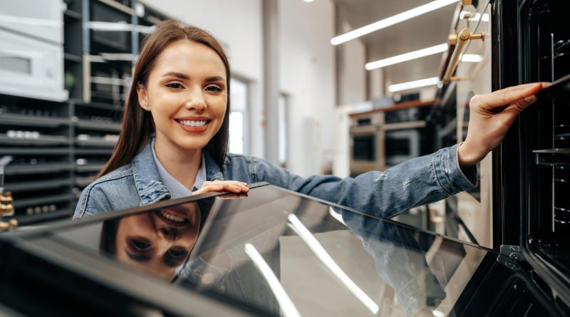 Femme dans un magasin d'électroménager