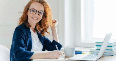 Femme rousse étudiant