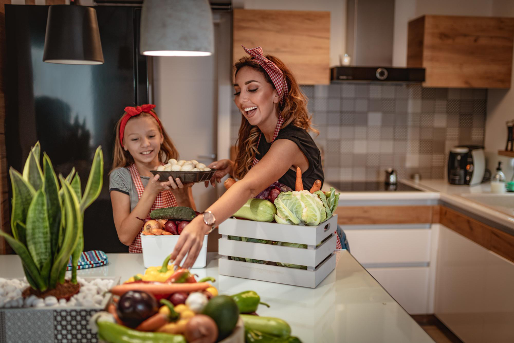 mère et sa fille qui font à manger