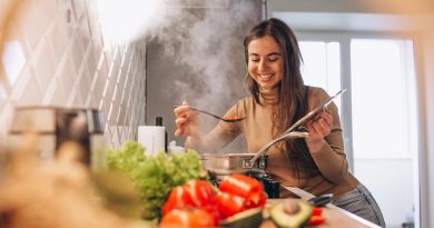 femme qui fait à manger