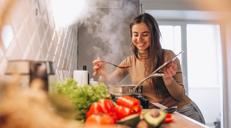 femme qui fait à manger