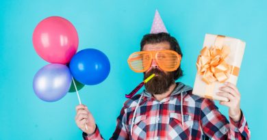 Un homme avec une barbe fêtant son anniversaire