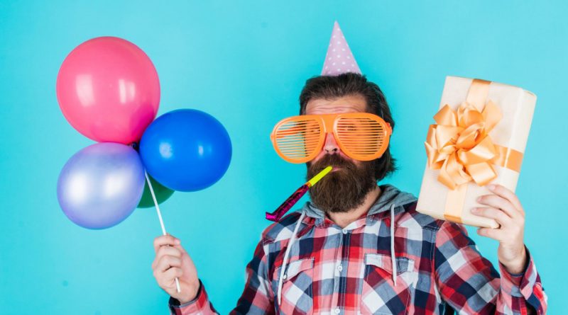 Un homme avec une barbe fêtant son anniversaire