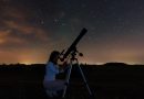 une femme regardant dans un téléscope