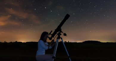 une femme regardant dans un téléscope