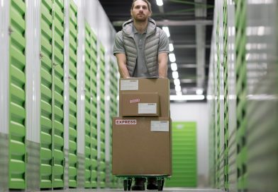homme apportant un carton dans son espace de stockage
