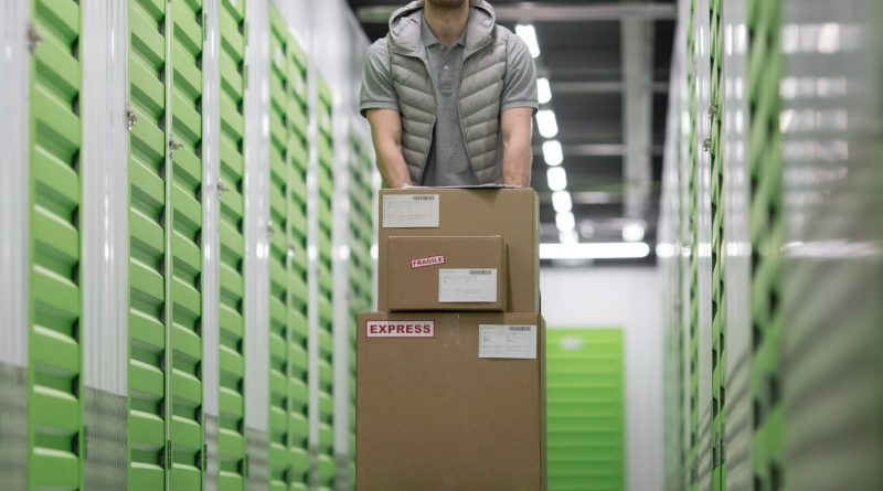 homme apportant un carton dans son espace de stockage