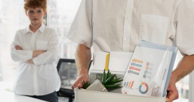 un homme portant son carton de déménagement de son bureau