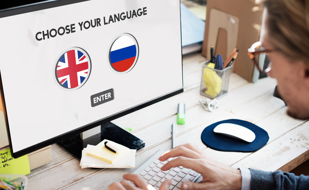 une femme apprenant des langues en ligne grâce à gg trad