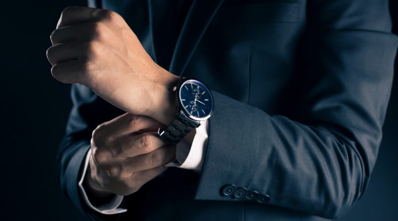 un homme avec une montre au poignet