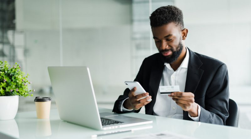 un homme payant sur internet