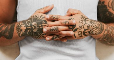 un homme avec des tatouages sur les mains