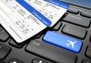 Billets de voyage sur un clavier d'ordinateur