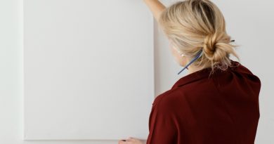 une femme accrochant un tableau blanc