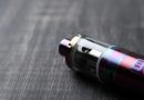 une cigarette électronique sur une table