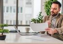 un comptable travaillant