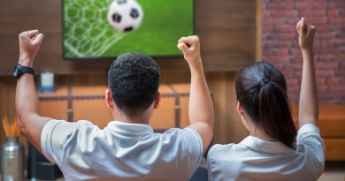 un couple regardant un match de foot