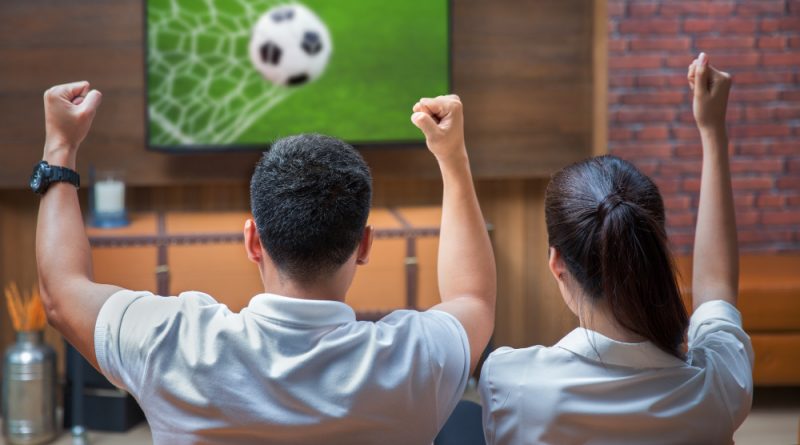 un couple regardant un match de foot