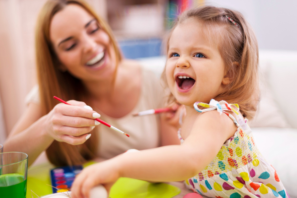 une petite fille souriante