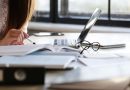 une femme travaillant à son bureau