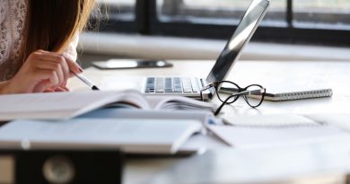 une femme travaillant à son bureau