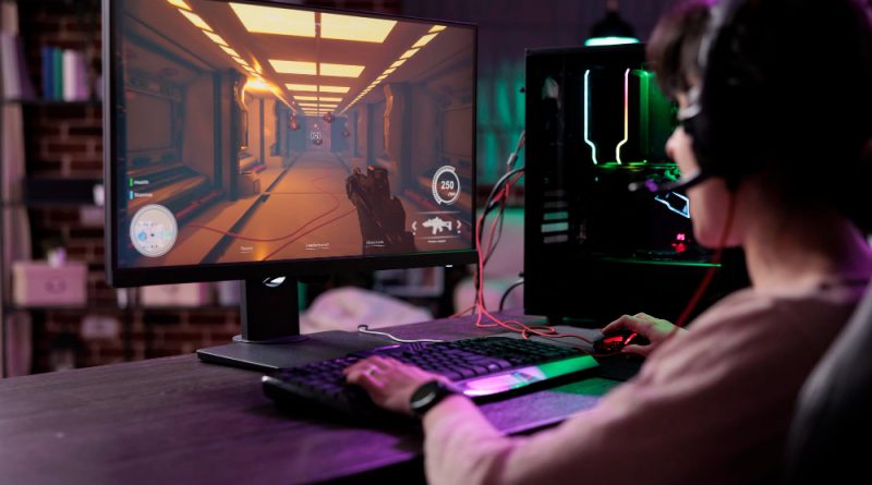 une personne jouant aux jeux vidéos sur son ordinateur