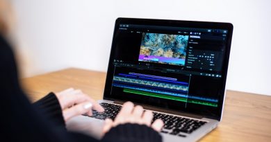une personne faisant du montage vidéo sur son ordinateur