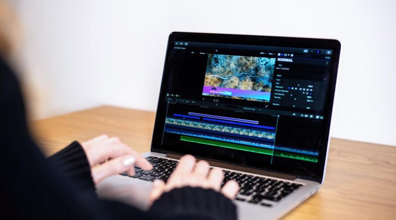 une personne faisant du montage vidéo sur son ordinateur