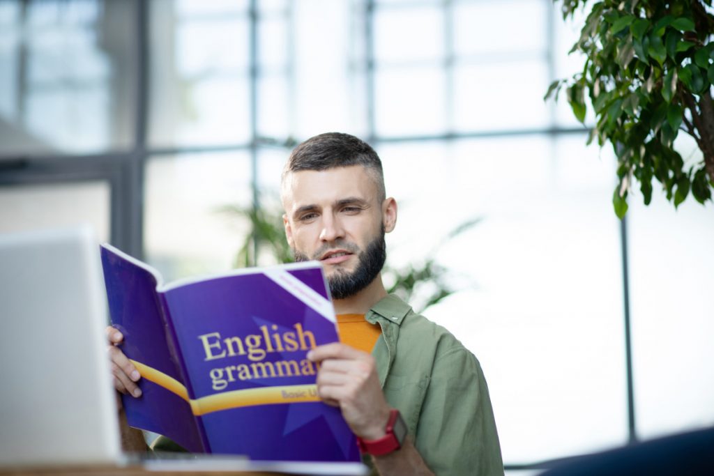 un homme lisant un livre pour apprendre l'anglais