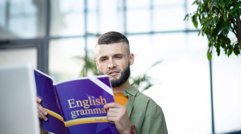 un homme lisant un livre pour apprendre l'anglais