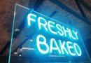 une enseigne lumineuse de magasin