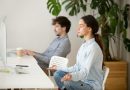 un femme zen devant son poste de travail