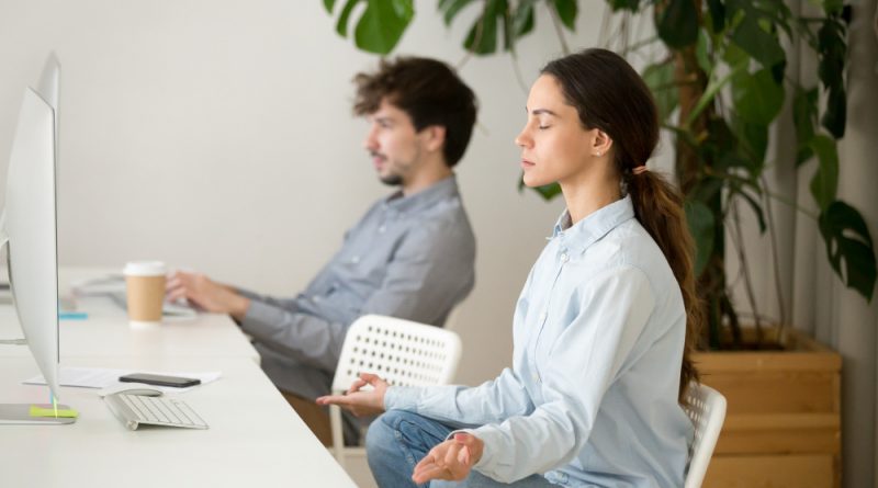 un femme zen devant son poste de travail