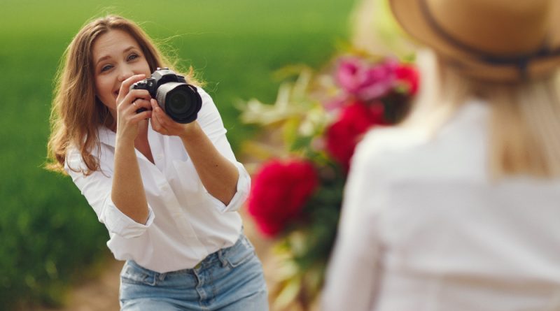 une photographe faisant une photo pendant un évennement de famille