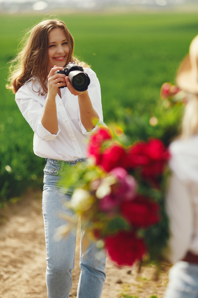 une photographe debout faisant une photo