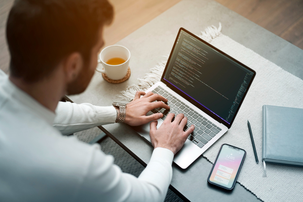 Développeur faisant du codage sur son ordinateur