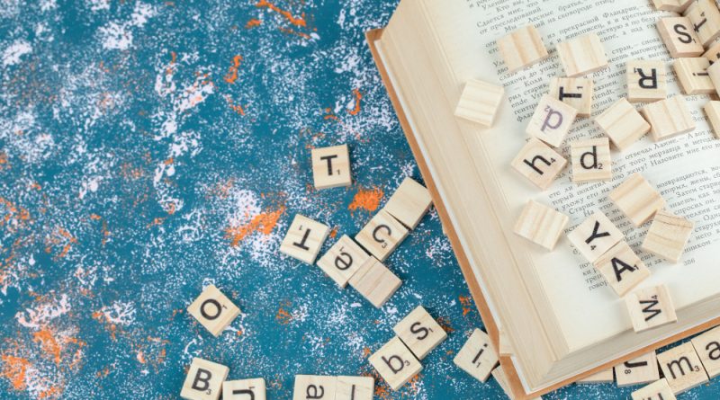 un livre recouvert de jetons de scrabble