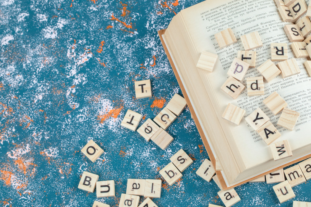 un livre recouvert de jetons de scrabble