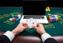 un homme qui joue au poker devant un ordinateur