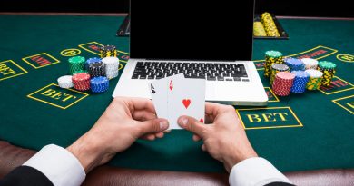 un homme qui joue au poker devant un ordinateur