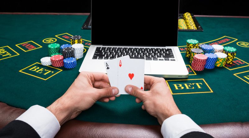 un homme qui joue au poker devant un ordinateur