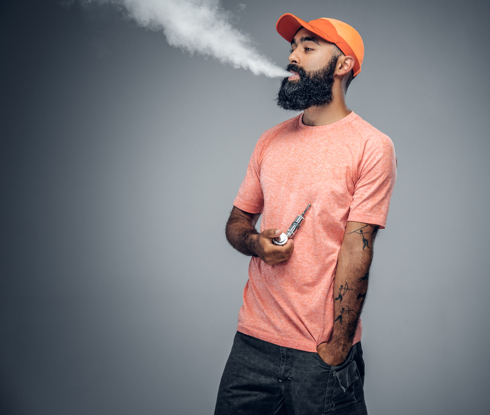 un homme fumant une ecigarette