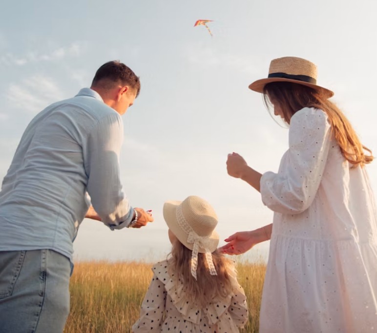 un couple avec un enfant