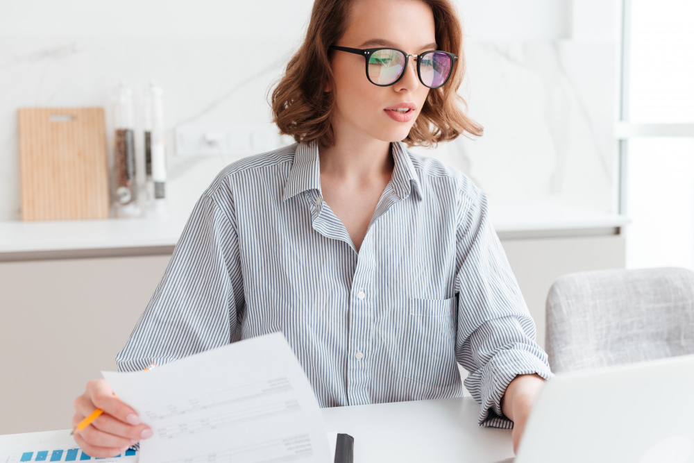 une comptable assistante au travail regardant son ordinateur